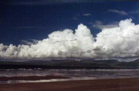 Blaues Meer, blaue Wolken und der Blick geht in Richtung Dingel