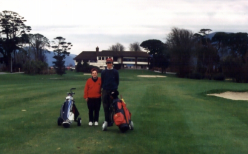 Mutter und Sohn am 18. Loch